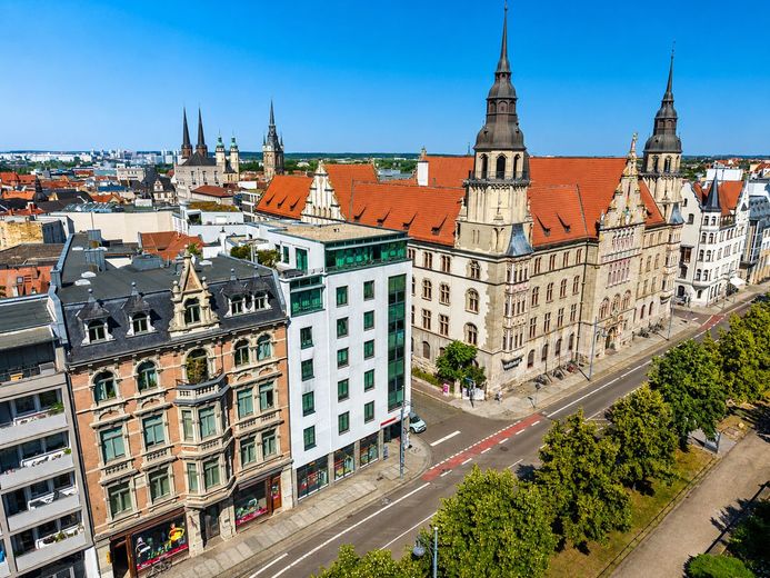 Attraktive Einzelhandels- und Ausstellungsfläche mit großzügiger Schaufensterfront – Lage
