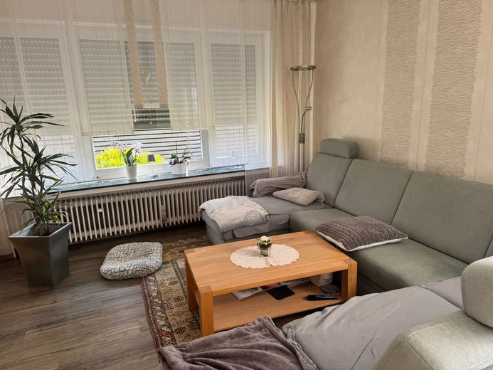 Zwei-Familien-Wohnhaus mit ausgebautem Dachgeschoss – Wohnzimmer EG