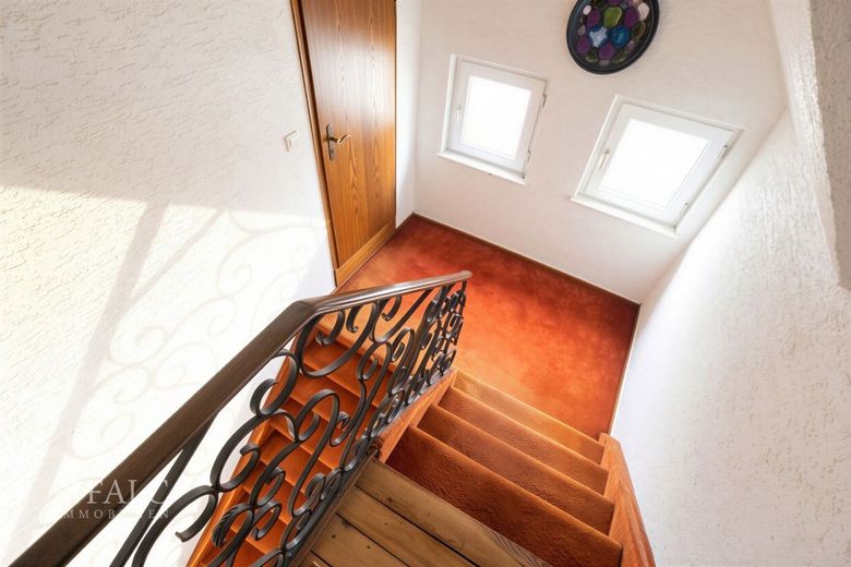 Stilvolles Familienhaus zu verkaufen! – Treppenhaus