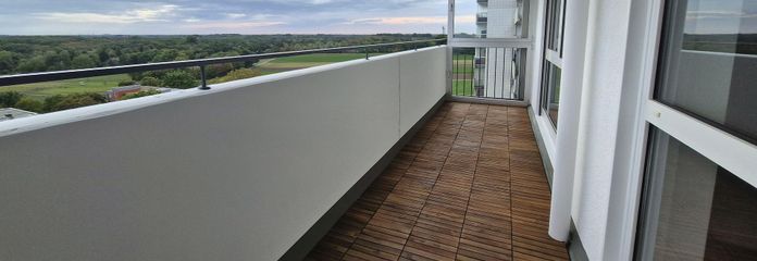 مُجددة حديثًا، بدون عمولة >> شقة تمليك من 3 غرف، شرفة ومرآب تحت الأرض – Loggia mit Ausblick