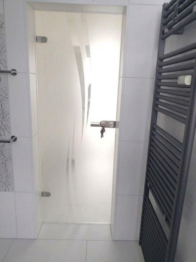 127 m² PRIVATES WOHNEN MIT EIGENEM POOL & GARTEN – 2 GARAGEN + 1.920 € KALTMIETEINNAHMEN – OG links Bad