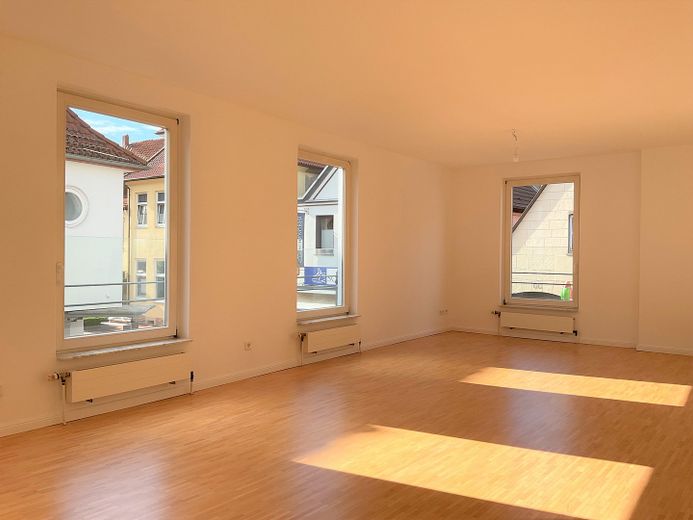 Helle 3-Zimmer Wohnung in zentraler Lage – Wohnzimmer mit Wohnküche