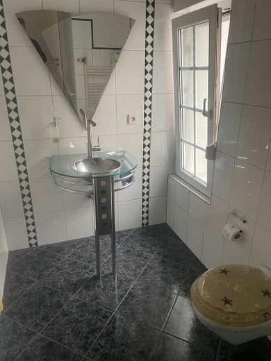 Modernes Einfamilienhaus mit viel Platz und idyllischem Garten, Kaufgrundstück – Gäste-WC EG
