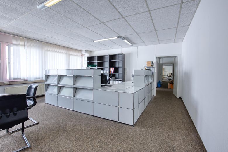 Flexible Büro- und Schulungsfläche mit 225 m² und 4 Stellplätzen in Reutlingen-Sondelfingen – Offenes Büro am Eingang