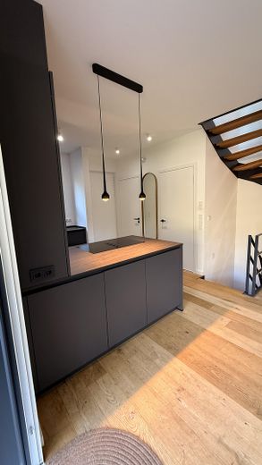 Modernes Endhaus am Brabandkanal mit großem Garten, Dachterrasse und Wellnessbereich – Küche mit Kochinsel
