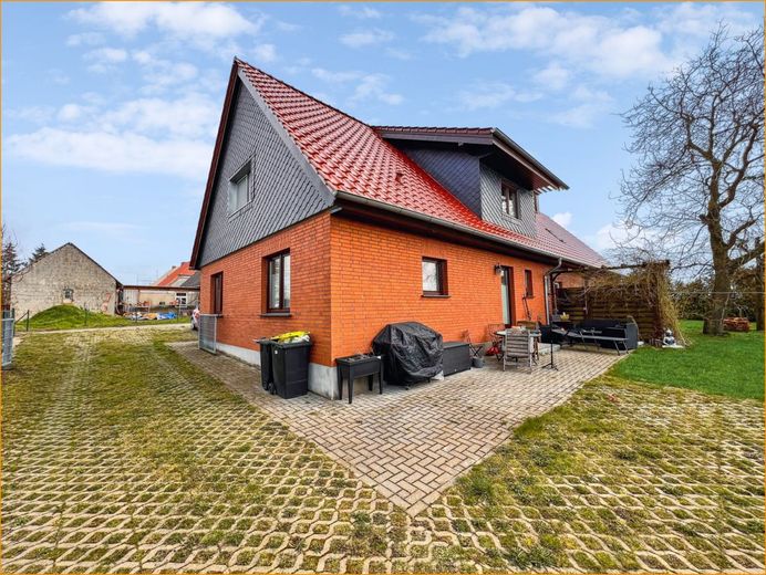 ***Zweifamilienhaus in ruhiger Ortslage*** – Zufahrt