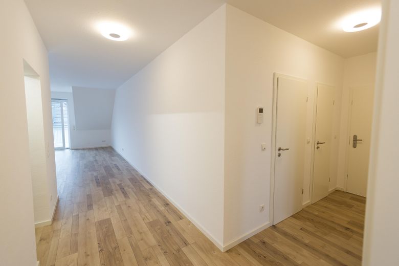 Exklusive 3-Zimmer-Wohnung in Bad Vilbel (2016), 105 m², Balkon, 2 TG-Plätze mit Wallbox – Flur mit Deckenlampen