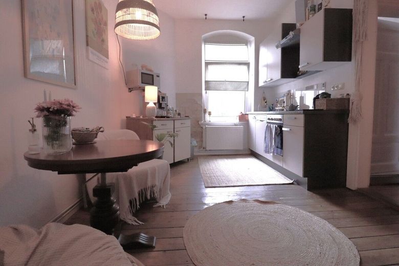 8 Parteien-Mehrfamilienhaus + + im tollen Umfeld + + 1 Garage und ein kleiner Garten am Innenhof – Küche mit Essbereich