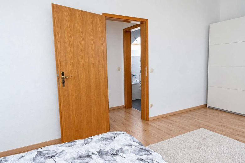 Hausham’da balkonlu 2 odalı dubleks daire – yaklaşık 63 m², komisyonsuz, yaklaşık 01.01.27’den itibaren kullanılabilir – Schlafzimmer