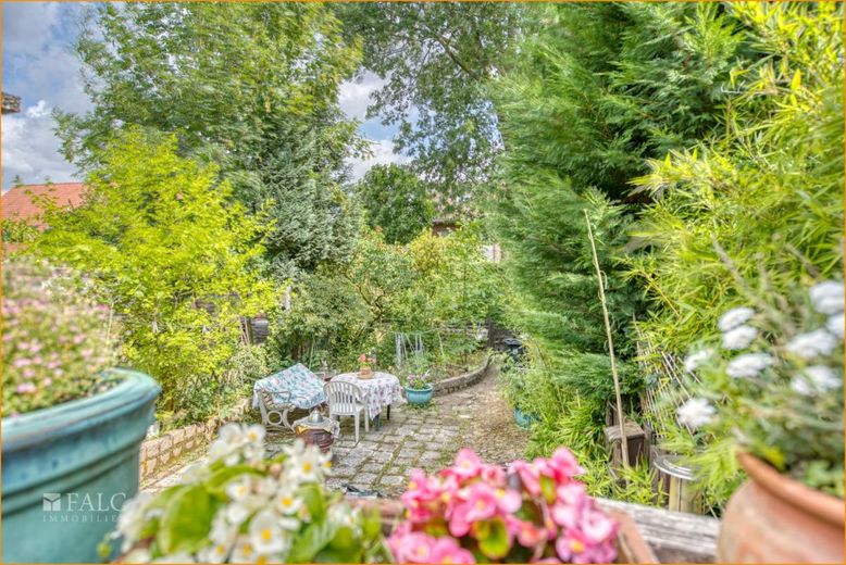 Garten von der Terrasse aus