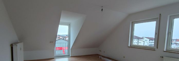 Well-laid-out 3-room attic apartment with balcony, centrally located in Schwandorf – Wohnzimmer