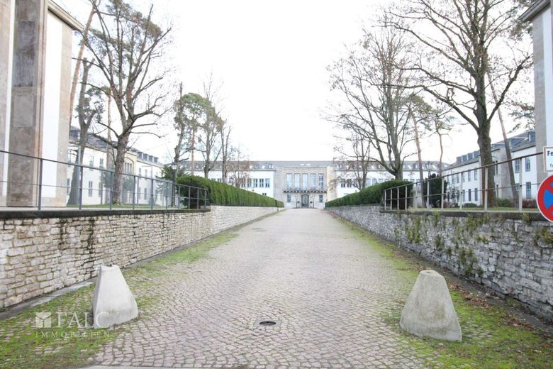 Elegantes Wohnen am Puls der Natur: Ihr neues Zuhause in Dahlem – Einfahrt