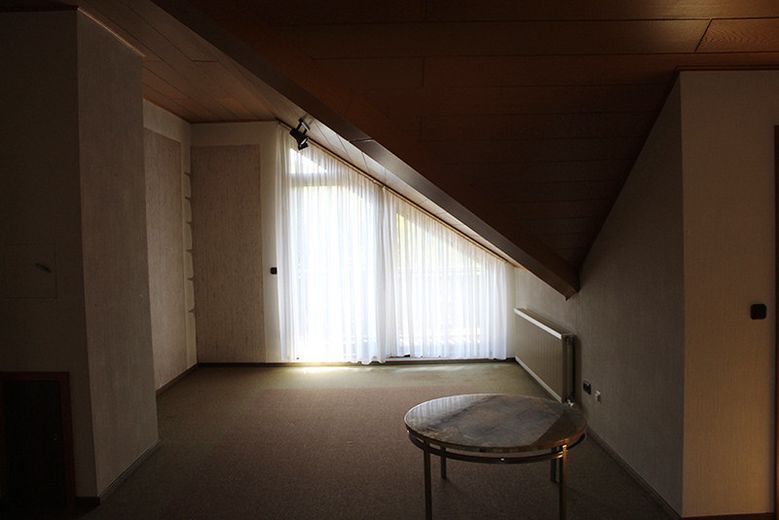 Zweifamilien-Wohnhaus in der Kleinstadt Leun im Lahn-Dill-Kreis. Der Kaufpreis ist verhandelbar. – OG Diele