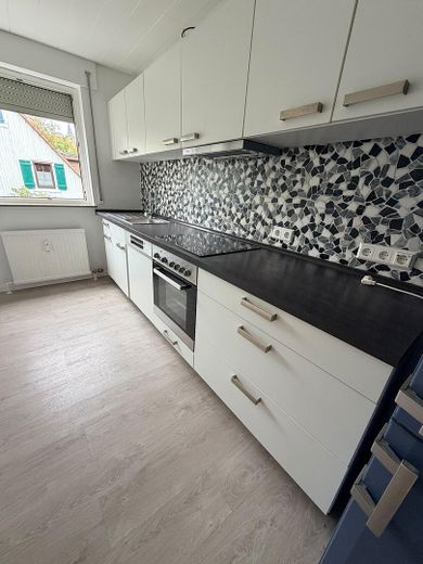 3-Zimmer-Wohnung mit Balkon, Einbauküche,Stellplaltz zu Vermieten – Foto 1