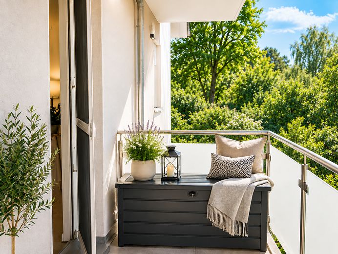 Investment oder Selbstbezug im Münchner Südosten – möbliert, noch gut vermietet, provisionsfrei! – s/w Balkon