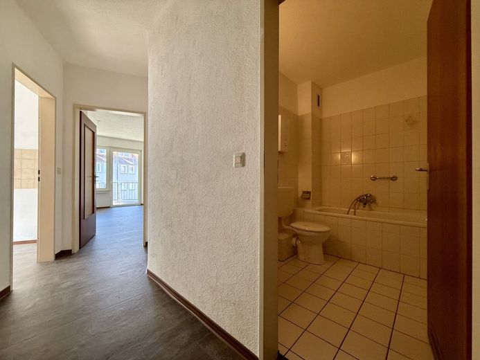 Fröndenberg-Mitte: 1-Raum-Single-Appartement mit Balkon - Frisch renoviert und mit neuem Oberboden! – Diele und Bad