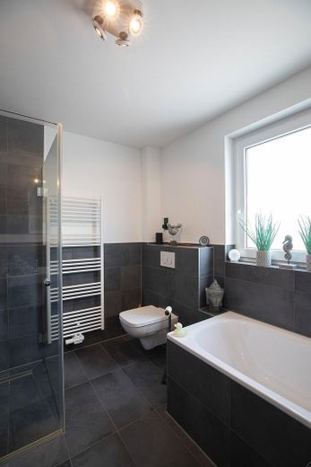 Reihenendhaus KfW 55 mit Wintergarten in Langenfeld – Bad 1. OG