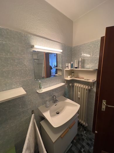 2,5 Zi-Wohnung Hochparterre mit Nord und Süd Balkon in ruhiger Lage, Tiefgarage, geringe Nebenkosten – Bad