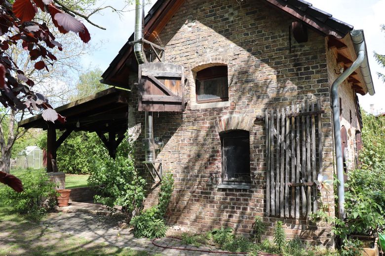 Charming country house with living basement, large garden, workshop, two verandas, hobby stable – Beheizter Stall (Süd)