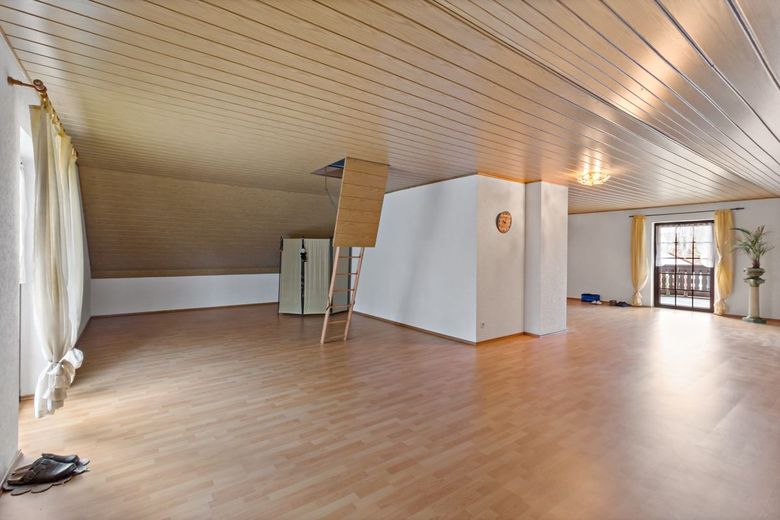 Großzügigkeit neu definiert: EFH, Pool &amp; 2.790 m² Grundstück in Dölau – Obergeschoss