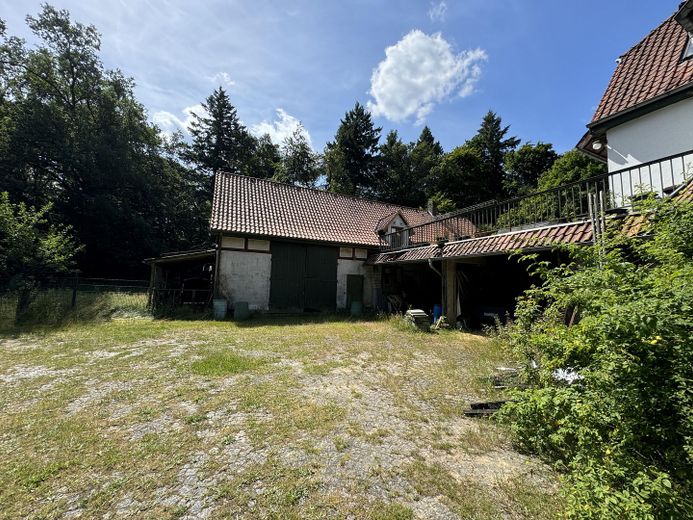 altes Forsthaus, Nebengebäude, 7600qm Grundstück, teilbar in 4 Baugrundstücke einzeln erwerbar – Sicht auf Stallgebäude