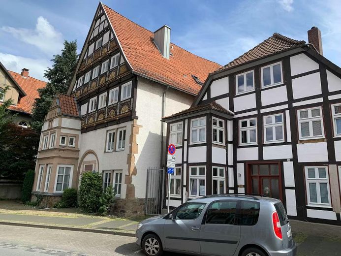 Wohnen im historischen Fachwerkhaus: möblierte 3-Zimmer-Wohnung 1 Min in die Innenstadt – Haus von außen (links)
