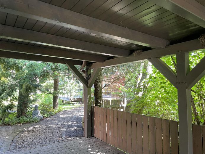 Bau- (Park-) Grundstück mit Tiny House, Carport, Terrassen – Carport Innenansicht