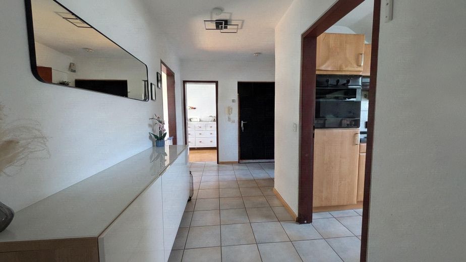 Ruhig & bahnhofsnah: Vermietete 3 ZW mit Garage & Ost-Balkon in Norsingen – Flur