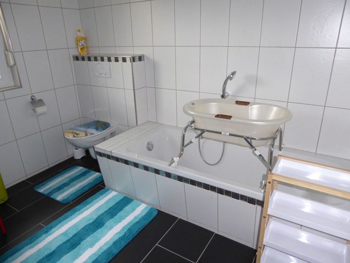 barrierefreies 4,5 Zimmer-Haus, ruhige Lage, provisionsfrei – Badewanne mit Aufsatz