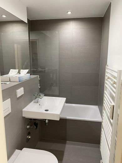 Möbliertes Wohnen in Grafing - Perfekt für Pendler & Projektarbeiter – Badezimmer