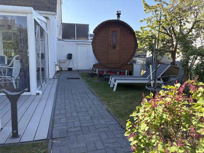 Garten (Blick auf Garage)