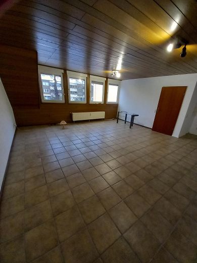 Helles Appartment, ca. 43m², große Fensterfront, 1.OG – Wohnraum
