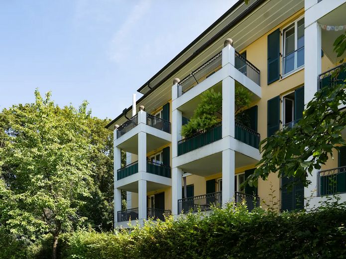 Stilvoll wohnen in Moosach/Nymphenburg: Helle 2-Zimmer-Wohnung mit Balkon in idyllischer Wohnanlage – Außenansicht