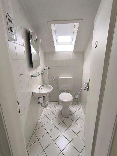 Provisionsfrei für Käufer | Familienhaus in Toplage | Bieterverfahren ab 389.000 € – WC - 1. OG