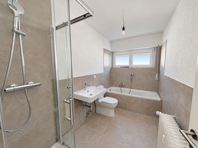 Exklusive, sanierte 4-Zimmer-Wohnung - Provisionsfrei! – Badezimmer