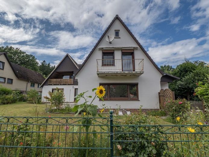 Immer mit dem Blick ins Grüne! Ein- oder Zweifamilienhaus am Waldrand in Buxtehude-Süd. – Foto 1