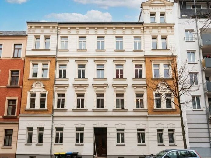 Art Nouveau multi-family house divided under the WEG with 9 fully rented units in a TOP location in Chemnitz with plenty of potential incl. district heating & expansion reserve in the attic – Foto 1