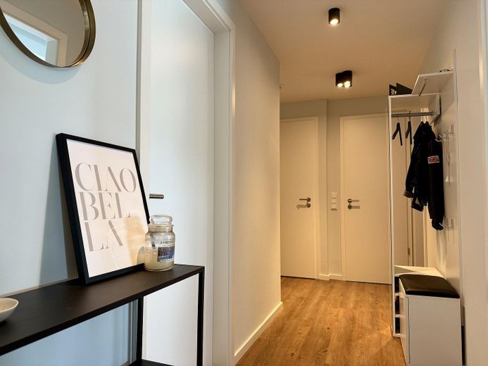 Balkonlu, asansörlü, manzaralı ve üst düzey donanımlı modern 3 odalı daire – Flur