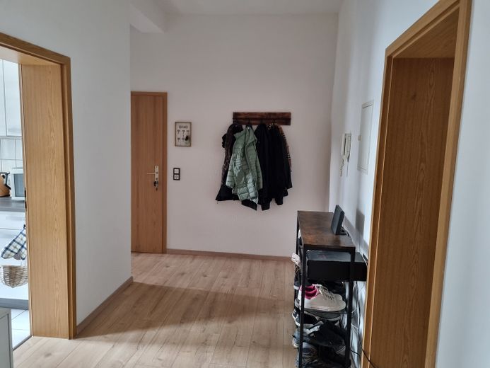 Charmante und großzügige und zentrumsnahe Wohnung inklusive Küche mit Balkonoption WG geeignet – Flur