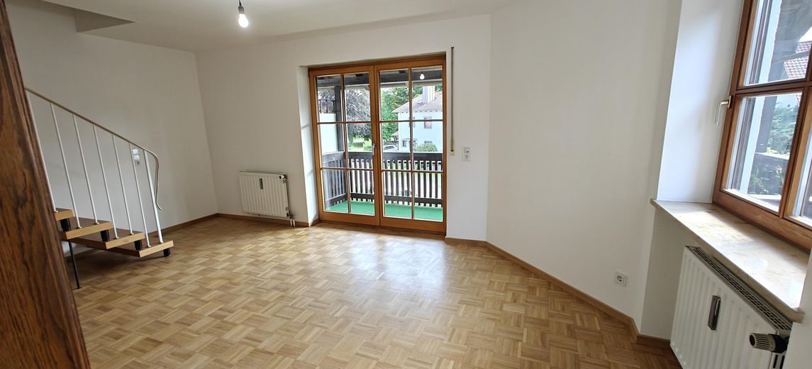 Frisch renovierte lichtdurchflutete 4-Zimmer Maisonette Wohnung mit großem Balkon und TG Stellplatz – Wohnzimmer