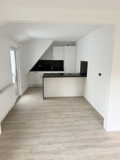 Einbauküche & Balkonzugang