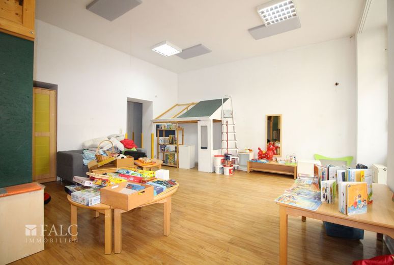 Gewerbefläche / Ladenfläche / Büro / Praxis / Kanzlei - Hier ist alles realisierbar! – großer Gewerberaum Straßenseitig 2
