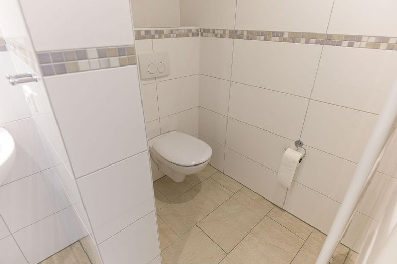 Stilvolle ruhige 3-Zi-Dachgeschosswohnung – eigene Etage, Dachbalken & Gartenmitnutzung – Bad