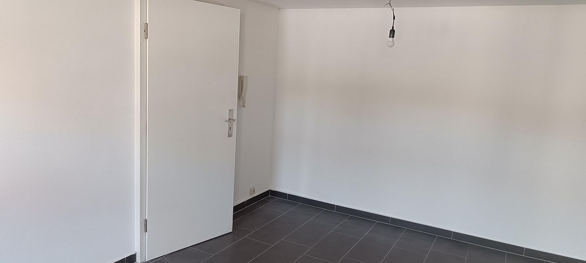 Frisch sanierte 2-Zimmer-Wohnung mit Einbauküche & neuem Kühlschrank in Aken (Elbe) – 1. OG, 37 m² – Essecke
