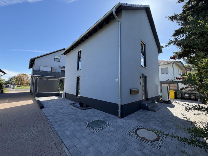 Première occupation d’une construction neuve exclusive – Élégant appartement-maisonnette de 3 pièces – Hausansicht 1 Hauseingang