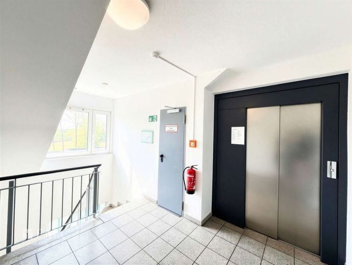 Ihr neuer Unternehmensstandort: 410 m² mit maximaler Flexibilität! – Treppenhaus mit Aufzug