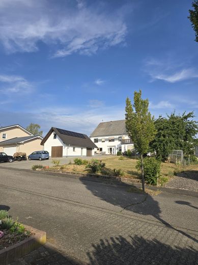 Zweifamilienhaus mit Ferienhaus und zus. Grundstück, neue Wärmepumpe und PV-Anlage - Provisionsfrei – Hausansicht mit PV-Anlage