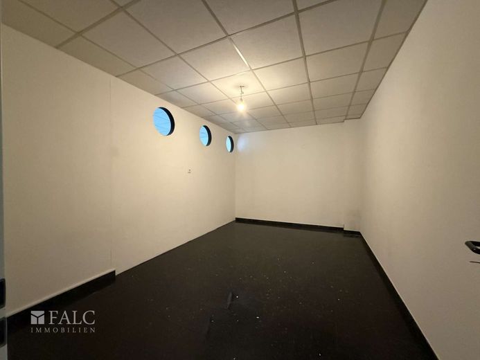 Exklusives Wohnen auf einer Ebene - 6 Zimmer, ca. 220 m², Balkon &amp; TG-Stellplatz möglich – Keller