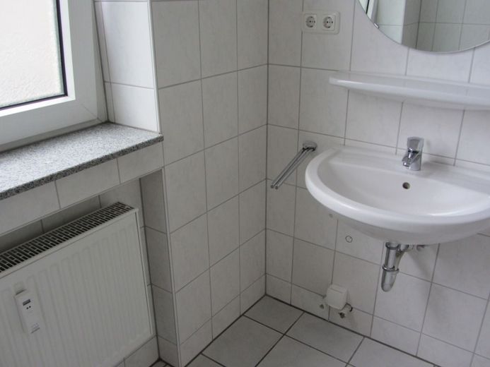 1-Zimmer in 3er-WG mit neuwertigem Duschbad und EBK im Stadtzentrum – Gemeinschaftsbad