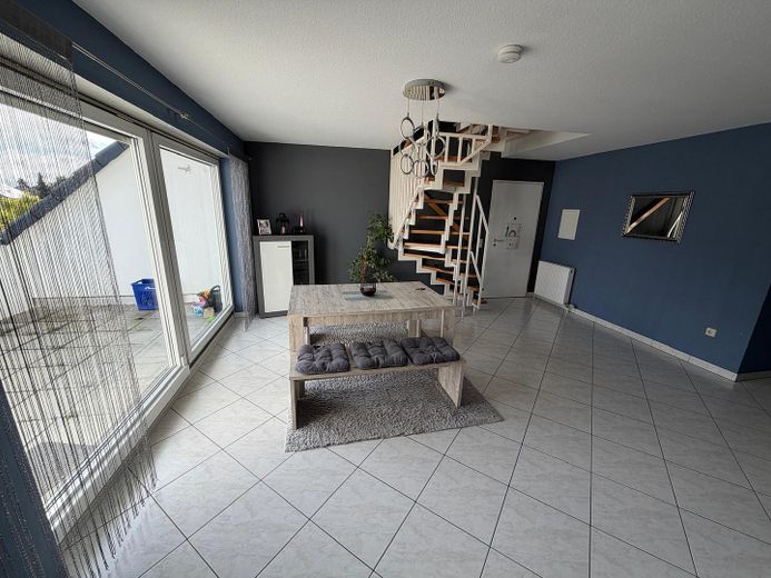 Zadbana 4,5-pokojowa maisonette z balkonem i kuchnią zabudowaną w Brühl, bez prowizji – Essbereich Treppe in Galerie